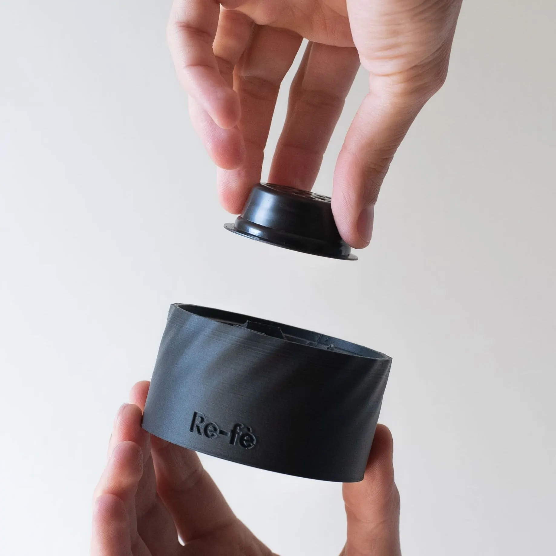 Re-fè TWIST tenuto in mano con una capsula sopra