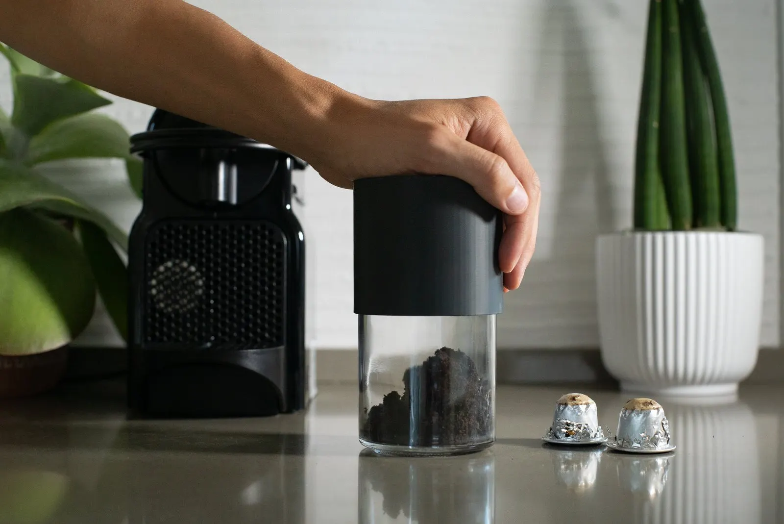 Re-fè Original usato accanto a una macchina da caffè