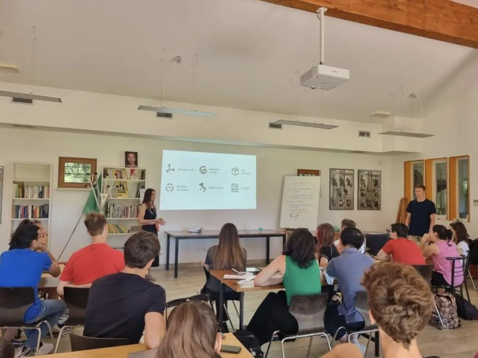 Una lezione di Re-fè in una classe